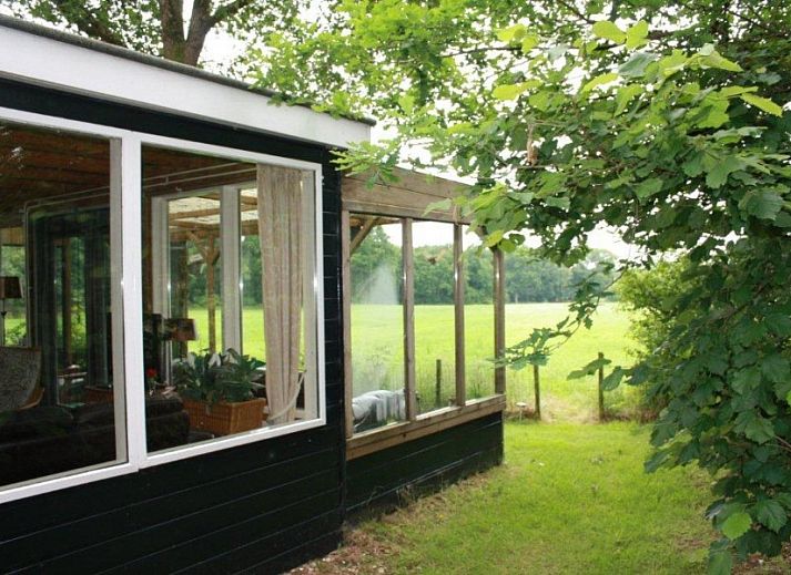 Sonniger Wintergarten des Ferienhauses Mapadodo in Nutter, Twente mit bequemen Sthlen.