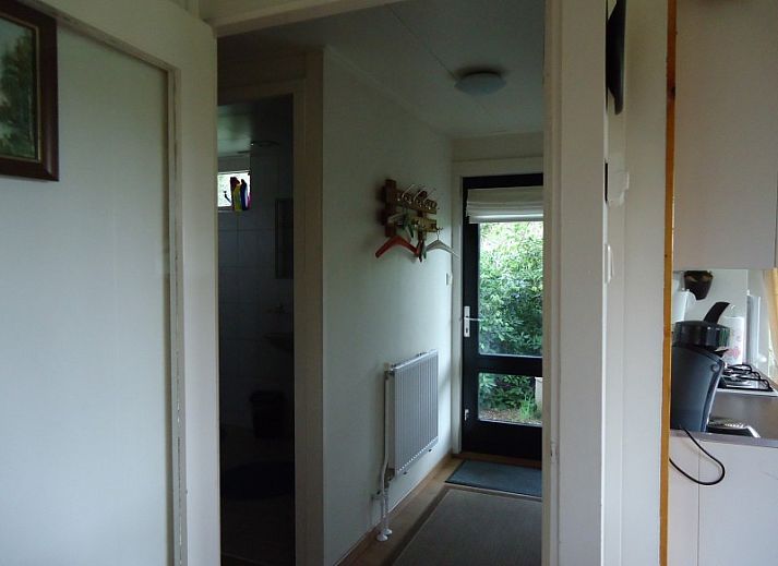 Mapadodo Ferienhaus in Nutter, Twente, umgeben von ppiger Natur und Bumen.