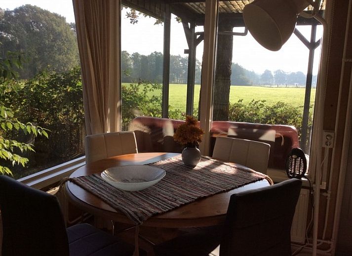 Gemtliches Schlafzimmer im Ferienhaus Mapadodo, Nutter, Twente mit Holzmbeln.