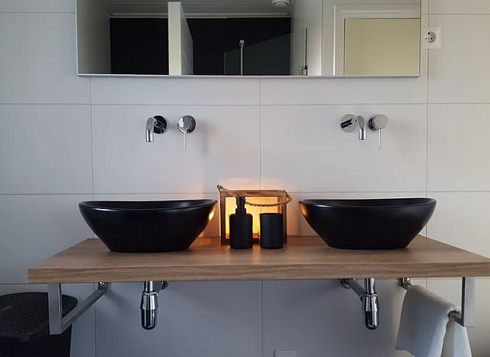 Charming vacation home in Hezingen, Twente, surrounded by green nature and tranquility.