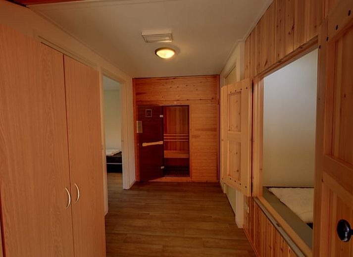 Veranda van vakantiehuisje in Hezingen met uitzicht op groene omgeving in Twente, Overijssel.