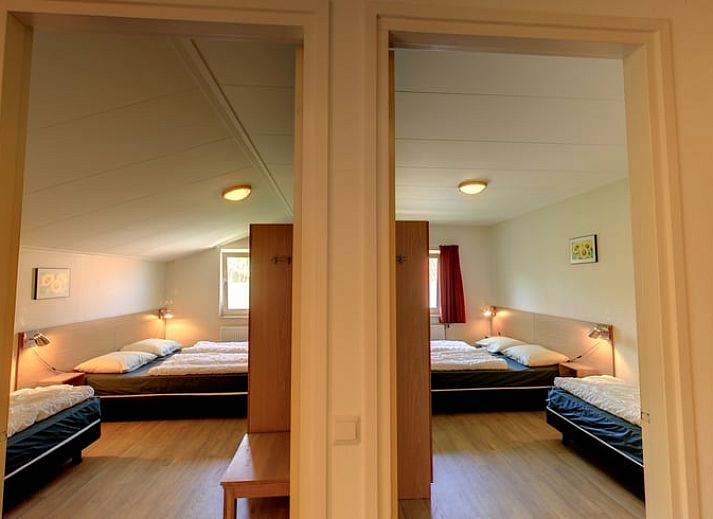 Ruime eetkamer in vakantiehuisje in Hezingen, perfect voor familiebijeenkomsten in Twente, Overijssel.