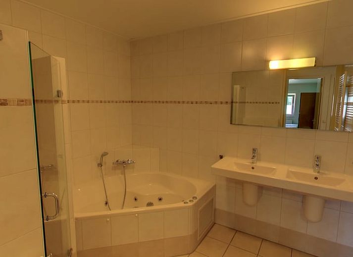 Ruime eetkamer in vakantiehuisje in Hezingen, perfect voor familiebijeenkomsten in Twente, Overijssel.