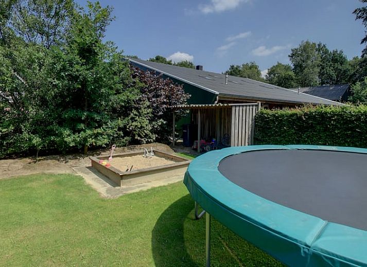 Ruime eetkamer in vakantiehuisje in Hezingen, perfect voor familiebijeenkomsten in Twente, Overijssel.