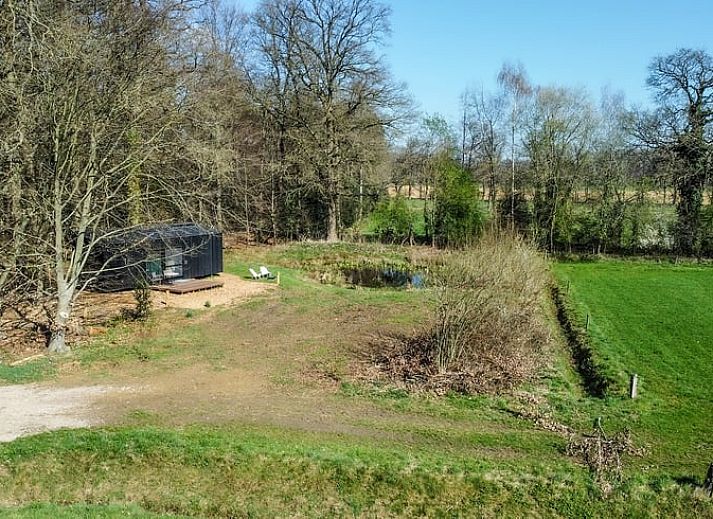 Luchtfoto van Vakantiehuis in Hezingen, gelegen in het groene landschap van Twente, Overijssel.
