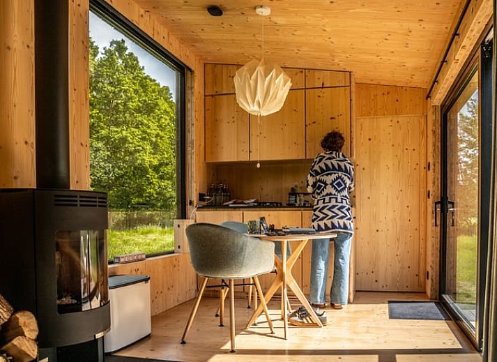 Gezellige avond bij Vakantiehuis in Hezingen, een knus verblijf in de natuur van Twente, Overijssel.