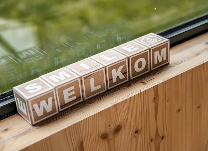 Ontspannen op de veranda van Vakantiehuis in Hezingen, een serene plek in Twente, Overijssel.