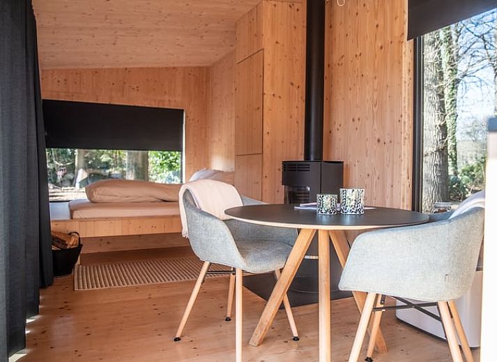 Ontspannen op de veranda van Vakantiehuis in Hezingen, een serene plek in Twente, Overijssel.