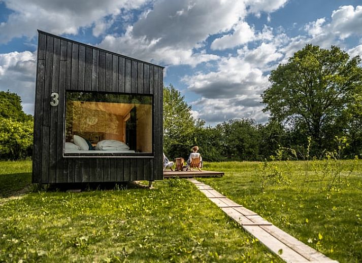 Ontspannen op de veranda van Vakantiehuis in Hezingen, een serene plek in Twente, Overijssel.
