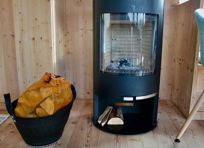 Ontspannen op de veranda van Vakantiehuis in Hezingen, een serene plek in Twente, Overijssel.