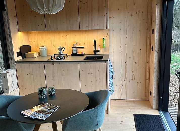 Ontspannen op de veranda van Vakantiehuis in Hezingen, een serene plek in Twente, Overijssel.