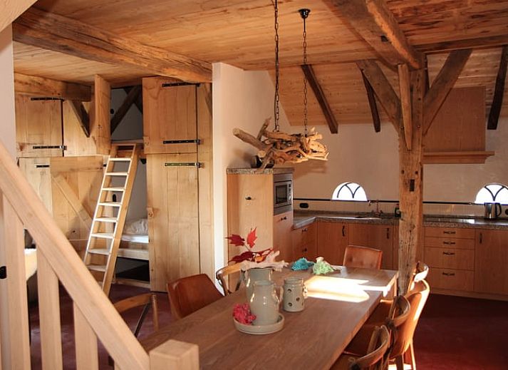 Cottage in Hezingen, ein charmantes Ferienhaus in Twente, Overijssel mit rustikaler Fassade und gruener Umgebung.