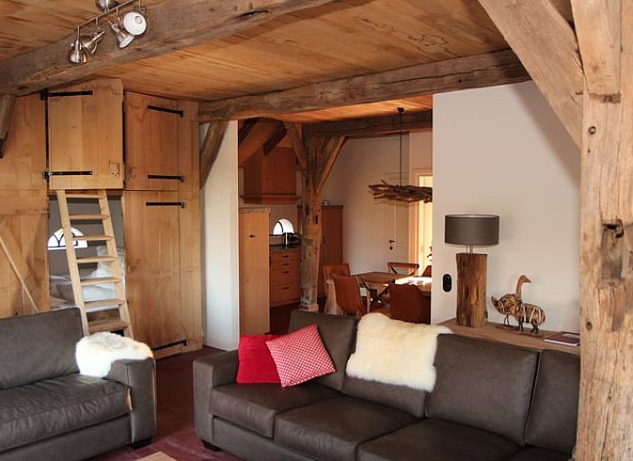 Schnee bedeckt die Veranda von Huisje in Hezingen, einer Ferienunterkunft in Twente, Overijssel.