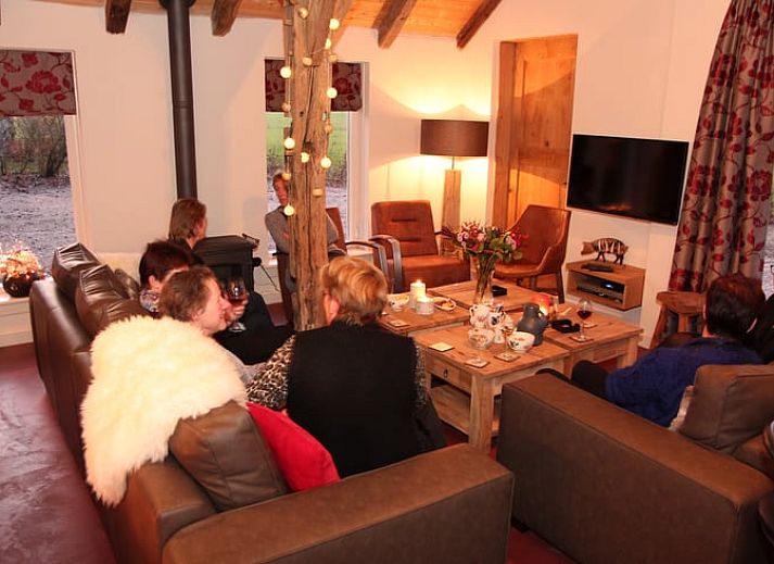 Schnee bedeckt die Veranda von Huisje in Hezingen, einer Ferienunterkunft in Twente, Overijssel.