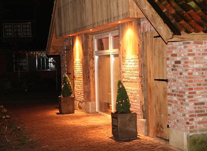 Schnee bedeckt die Veranda von Huisje in Hezingen, einer Ferienunterkunft in Twente, Overijssel.