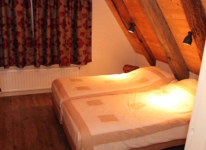 Schnee bedeckt die Veranda von Huisje in Hezingen, einer Ferienunterkunft in Twente, Overijssel.