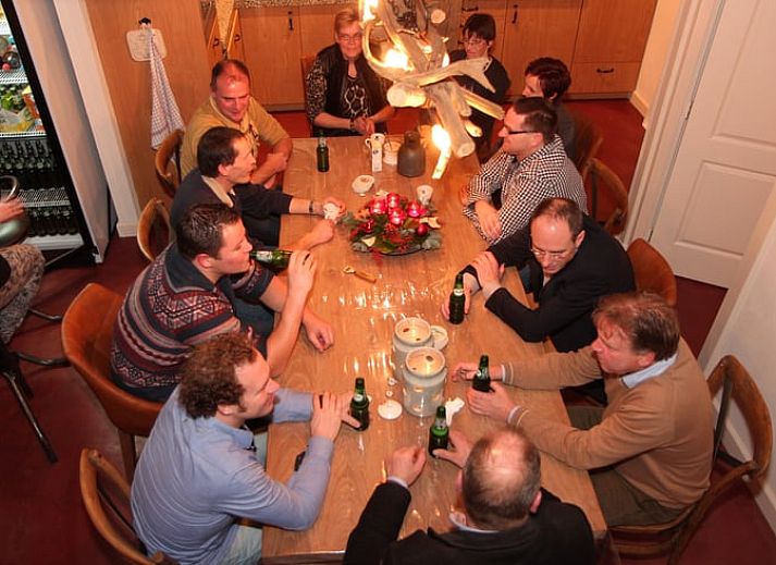 Schnee bedeckt die Veranda von Huisje in Hezingen, einer Ferienunterkunft in Twente, Overijssel.