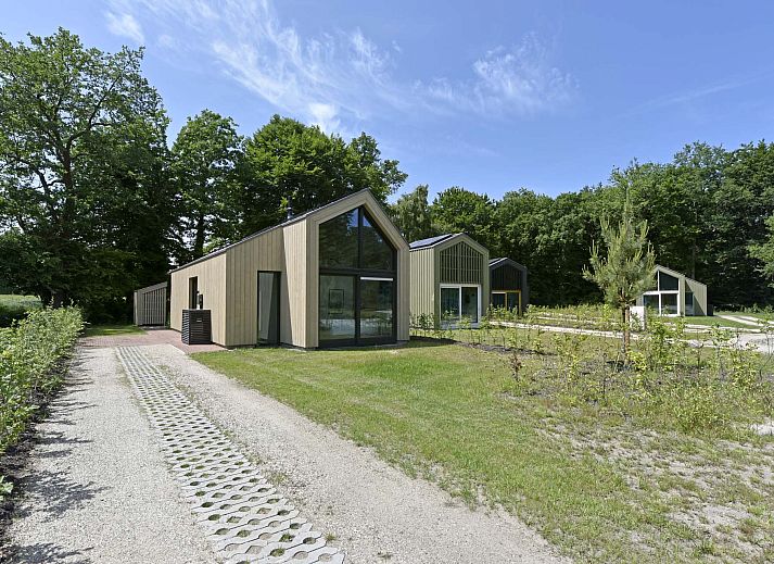 Freistehendes Haus in Beuningen, Twente, Overijssel mit moderner Architektur und grner Umgebung.