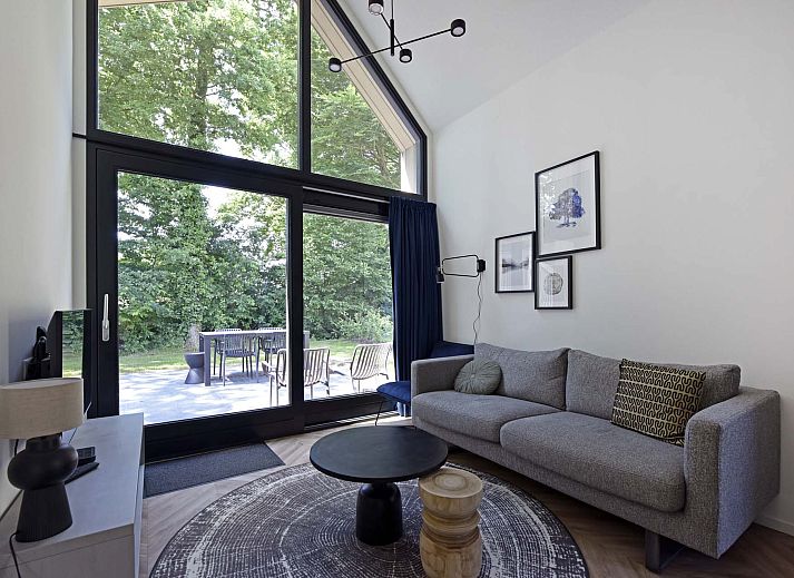 Luftaufnahme eines freistehenden Hauses in Beuningen, Twente, Overijssel, umgeben von Natur.