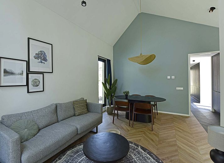 Luftaufnahme eines freistehenden Hauses in Beuningen, Twente, Overijssel, umgeben von Natur.