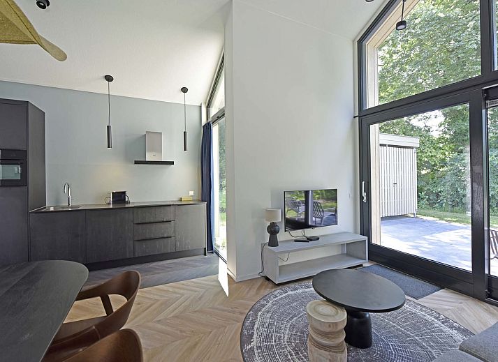 Luftaufnahme eines freistehenden Hauses in Beuningen, Twente, Overijssel, umgeben von Natur.