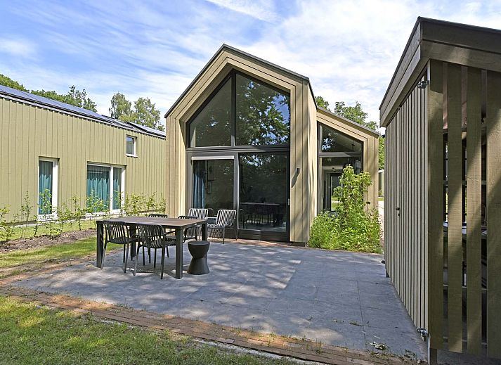 Sitzecke in Einfamilienhaus in Beuningen, Twente, Overijssel mit Blick auf den Garten.