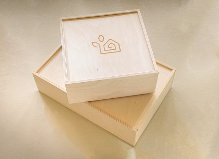 Cozy living room in Cottage in Beuningen, Twente with colorful cushions and wooden furniture.