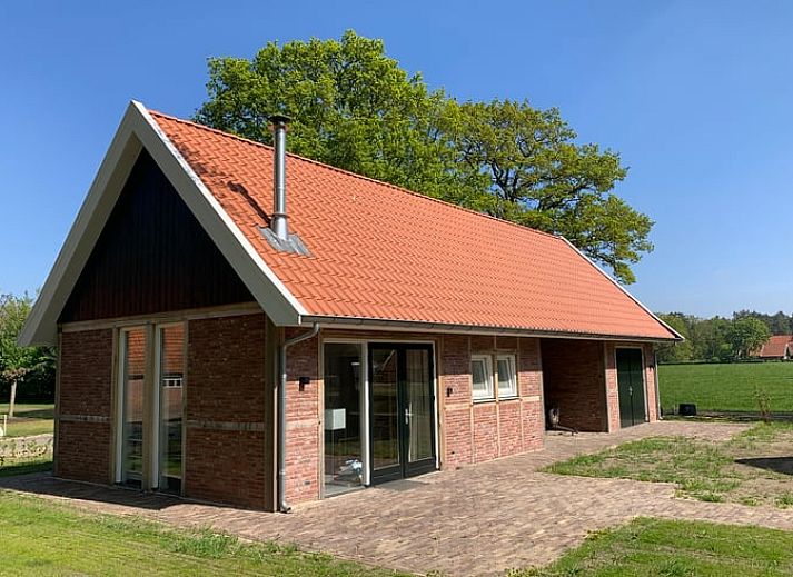 Ferienhaus in Beuningen, Twente mit roten Dachziegeln und gruener Umgebung in Overijssel.