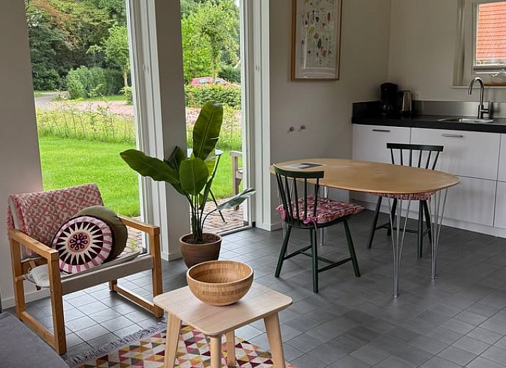 Luftaufnahme des Ferienhauses in Beuningen, umgeben von ueppiger Natur in Twente, Overijssel.