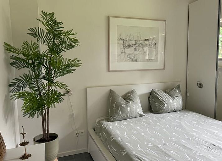 Luftaufnahme des Ferienhauses in Beuningen, umgeben von ueppiger Natur in Twente, Overijssel.