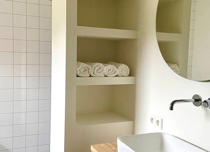 Luftaufnahme des Ferienhauses in Beuningen, umgeben von ueppiger Natur in Twente, Overijssel.