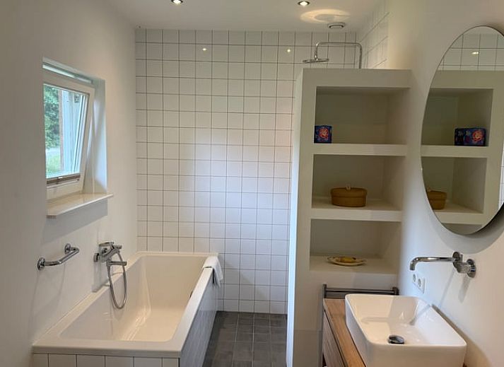 Ferienhaus in Beuningen mit sonniger Veranda und gruenem Garten in Twente, Overijssel.