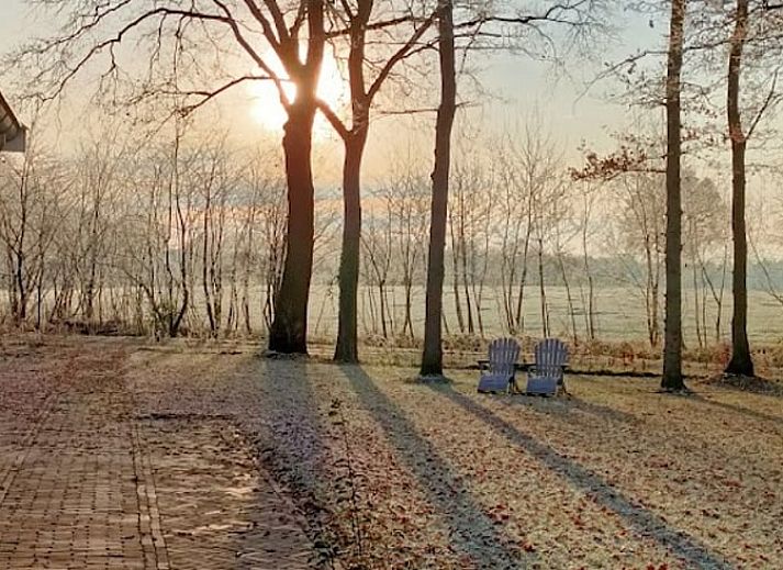 Ferienhaus in Beuningen mit sonniger Veranda und gruenem Garten in Twente, Overijssel.