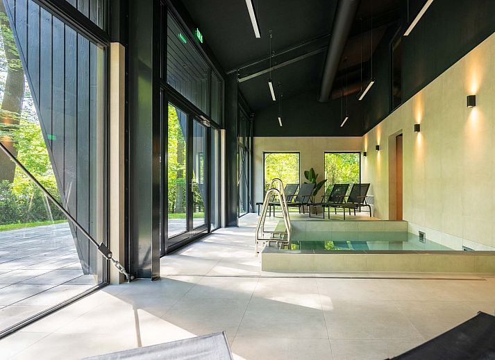 Woonkamer van Vrijstaande woning in Beuningen, Twente, vakantiehuis met comfortabele zithoek en moderne faciliteiten.