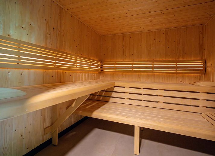 Woonkamer van Vrijstaande woning in Beuningen, Twente, vakantiehuis met comfortabele zithoek en moderne faciliteiten.