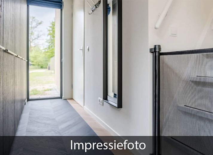 Gezellige woonkamer in Vrijstaande woning in Beuningen, vakantiehuis in Twente, met uitzicht op de tuin.