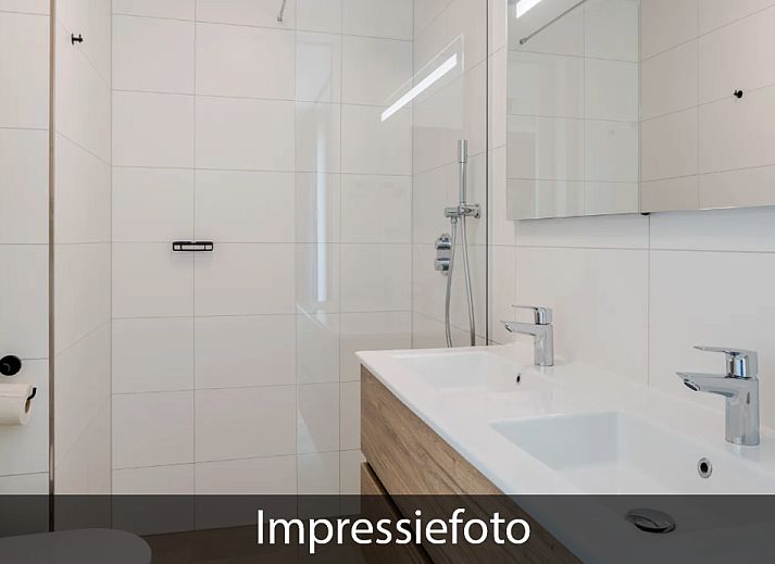 Gezellige woonkamer in Vrijstaande woning in Beuningen, vakantiehuis in Twente, met uitzicht op de tuin.