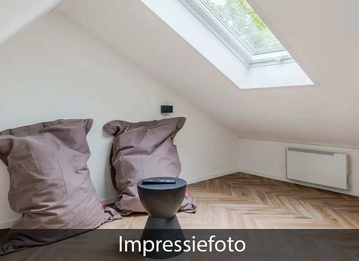 Gezellige woonkamer in Vrijstaande woning in Beuningen, vakantiehuis in Twente, met uitzicht op de tuin.