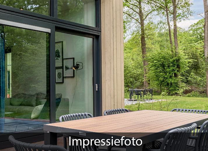 Gezellige woonkamer in Vrijstaande woning in Beuningen, vakantiehuis in Twente, met uitzicht op de tuin.