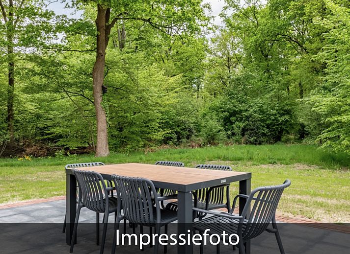 Comfortabele zithoek in Vrijstaande woning in Beuningen, vakantiehuis in Twente, met grote ramen.