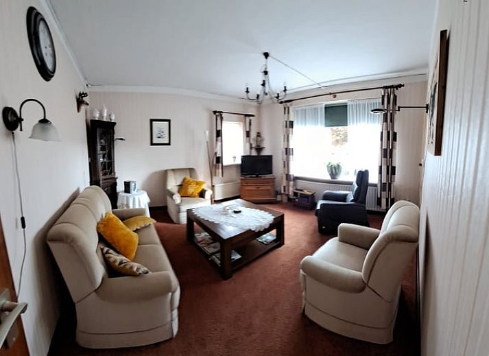 Geniet van de zonnige patio bij Huisje in Beuningen, een vakantiehuis in Twente, Overijssel, met comfortabele zitgelegenheid.