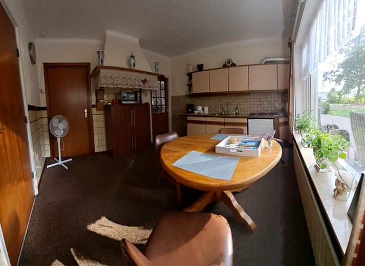 Geniet van de zonnige patio bij Huisje in Beuningen, een vakantiehuis in Twente, Overijssel, met comfortabele zitgelegenheid.