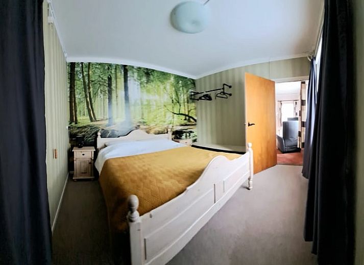 Geniet van de zonnige patio bij Huisje in Beuningen, een vakantiehuis in Twente, Overijssel, met comfortabele zitgelegenheid.