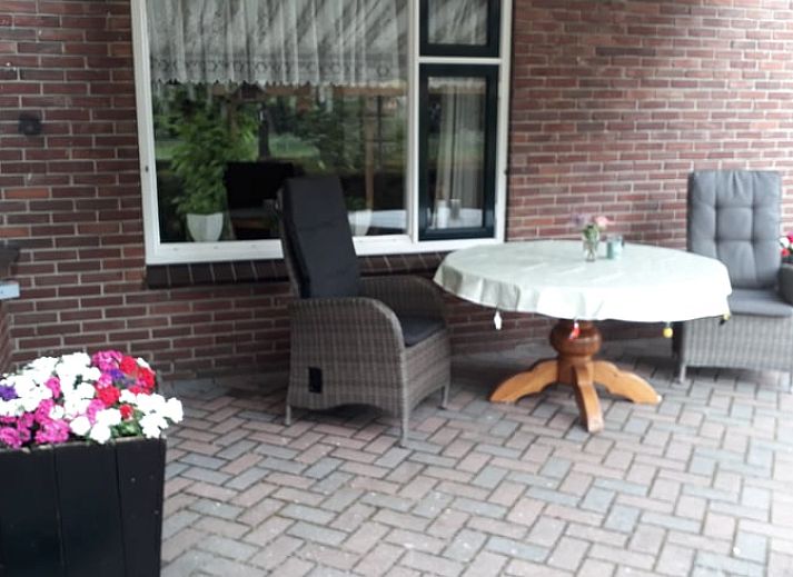 Geniet van de zonnige patio bij Huisje in Beuningen, een vakantiehuis in Twente, Overijssel, met comfortabele zitgelegenheid.