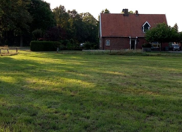 Geniet van de zonnige patio bij Huisje in Beuningen, een vakantiehuis in Twente, Overijssel, met comfortabele zitgelegenheid.