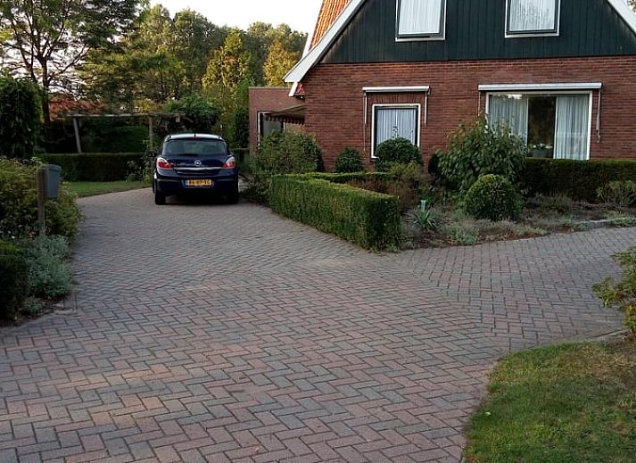 Geniet van de rust op het terras van Huisje in Beuningen, een vakantiehuis in het groene Twente, Overijssel.