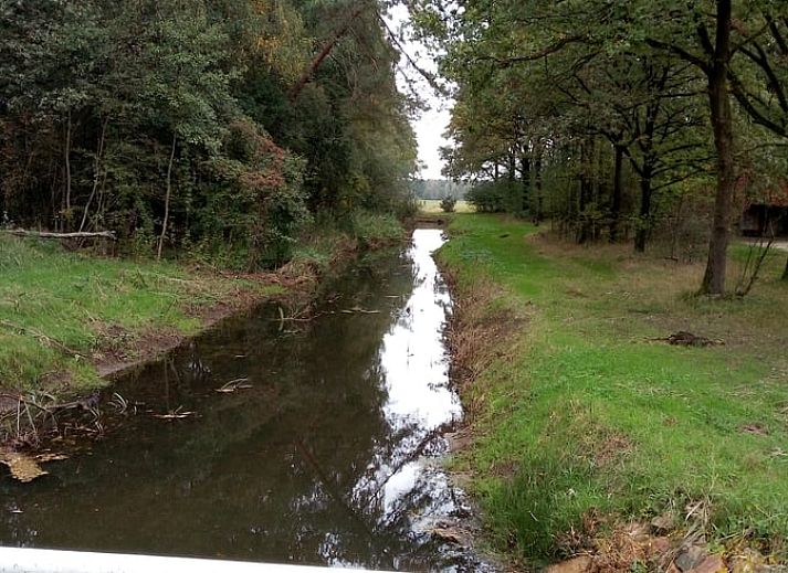 Binnenruimte van Huisje in Beuningen, vakantiehuis in Twente, Overijssel met moderne badkamer en rustieke kast.