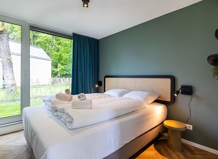 Gezellige zithoek met kunst aan de muur in 4-6-persoons hondenwoning in Beuningen, Twente, Overijssel.