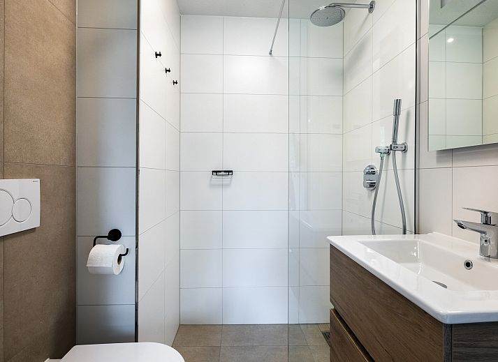 Gezellige zithoek met kunst aan de muur in 4-6-persoons hondenwoning in Beuningen, Twente, Overijssel.