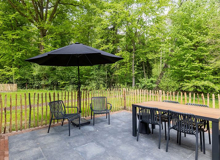 Ruime veranda van 4-6-persoons hondenwoning in Beuningen, Twente met uitzicht op groene omgeving.